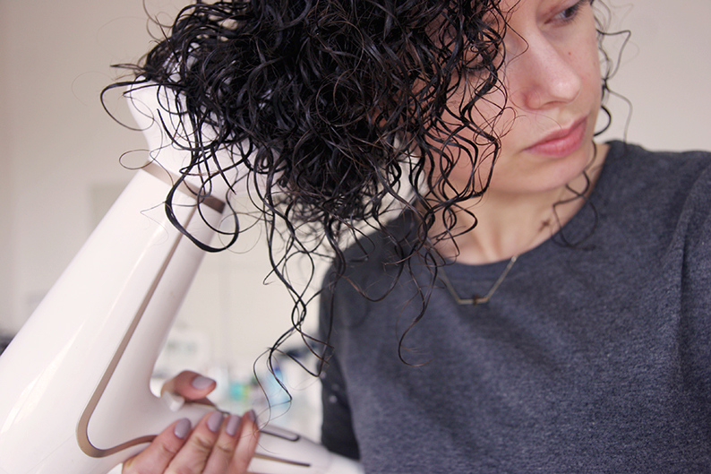 Pielęgnacja kręconych włosów, jak dbać o włosy kręcone, jak zacząć dbać o kręcone włosy