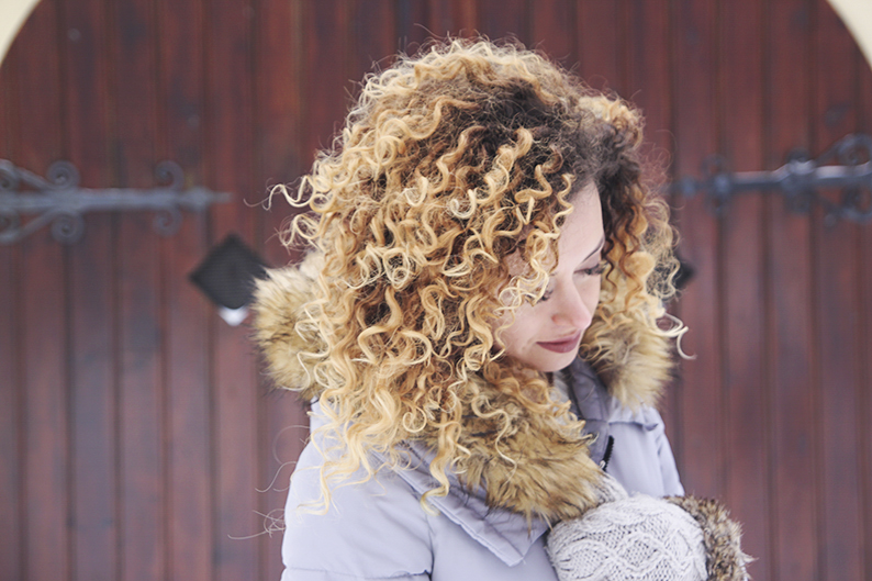 pielęgnacja kręconych włosów zimą